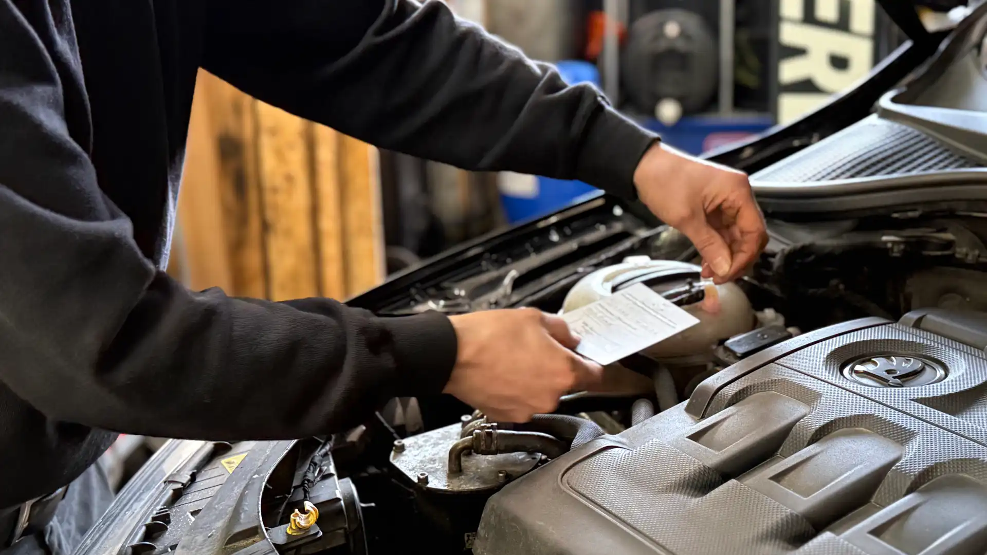 Mechaniker überprüft Motor im Auto