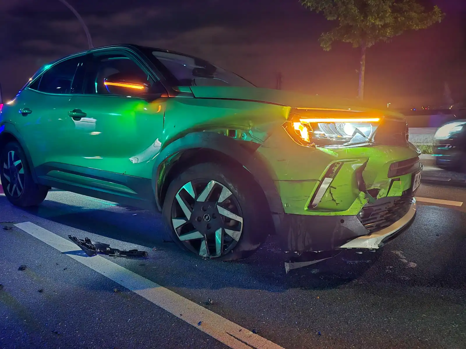 Autoschaden bei Nacht auf der Straße