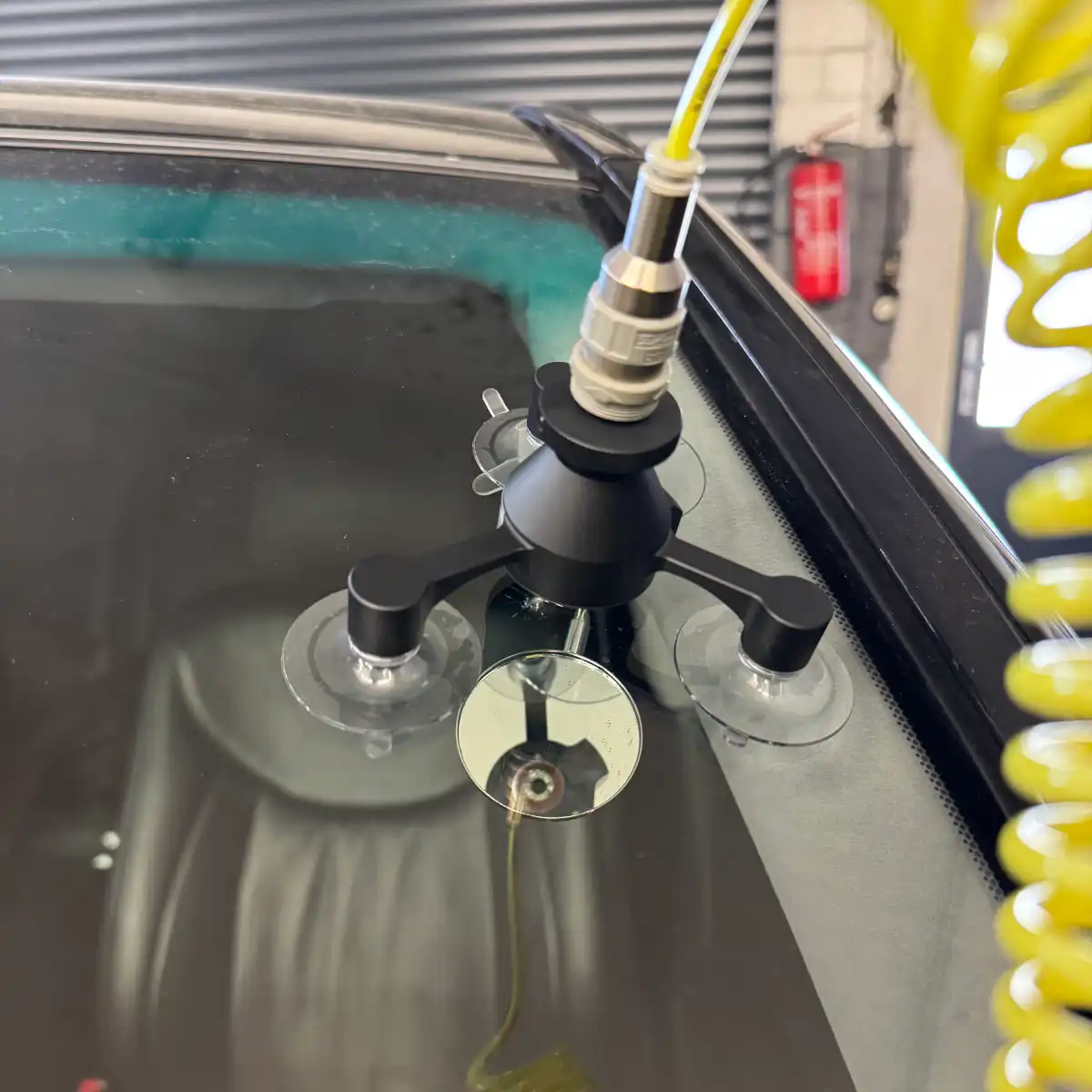 Gerätekopf zur Autoglasreparatur befestigt.