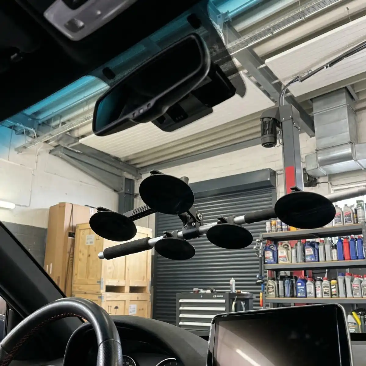 Innenansicht einer Autowerkstatt mit Saugnapfhalterung.