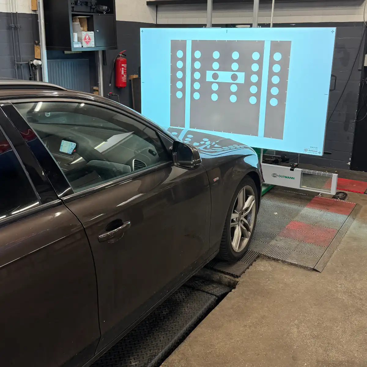 Auto bei Scheinwerferkalibrierung in Werkstatt