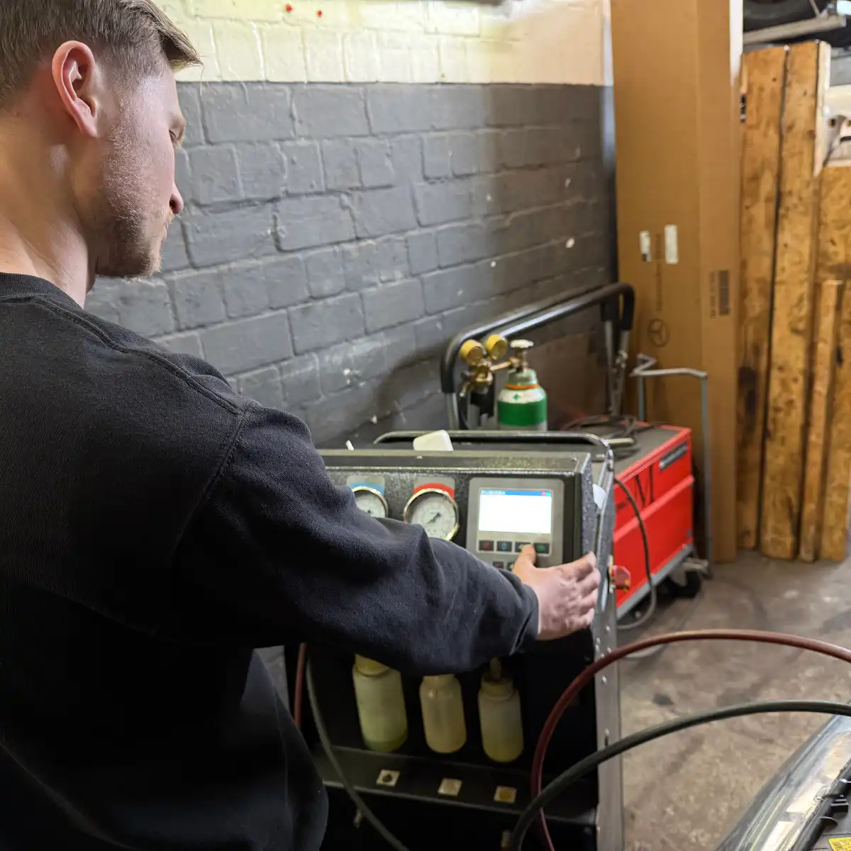 Mechaniker bedient Diagnosegerät in Werkstatt